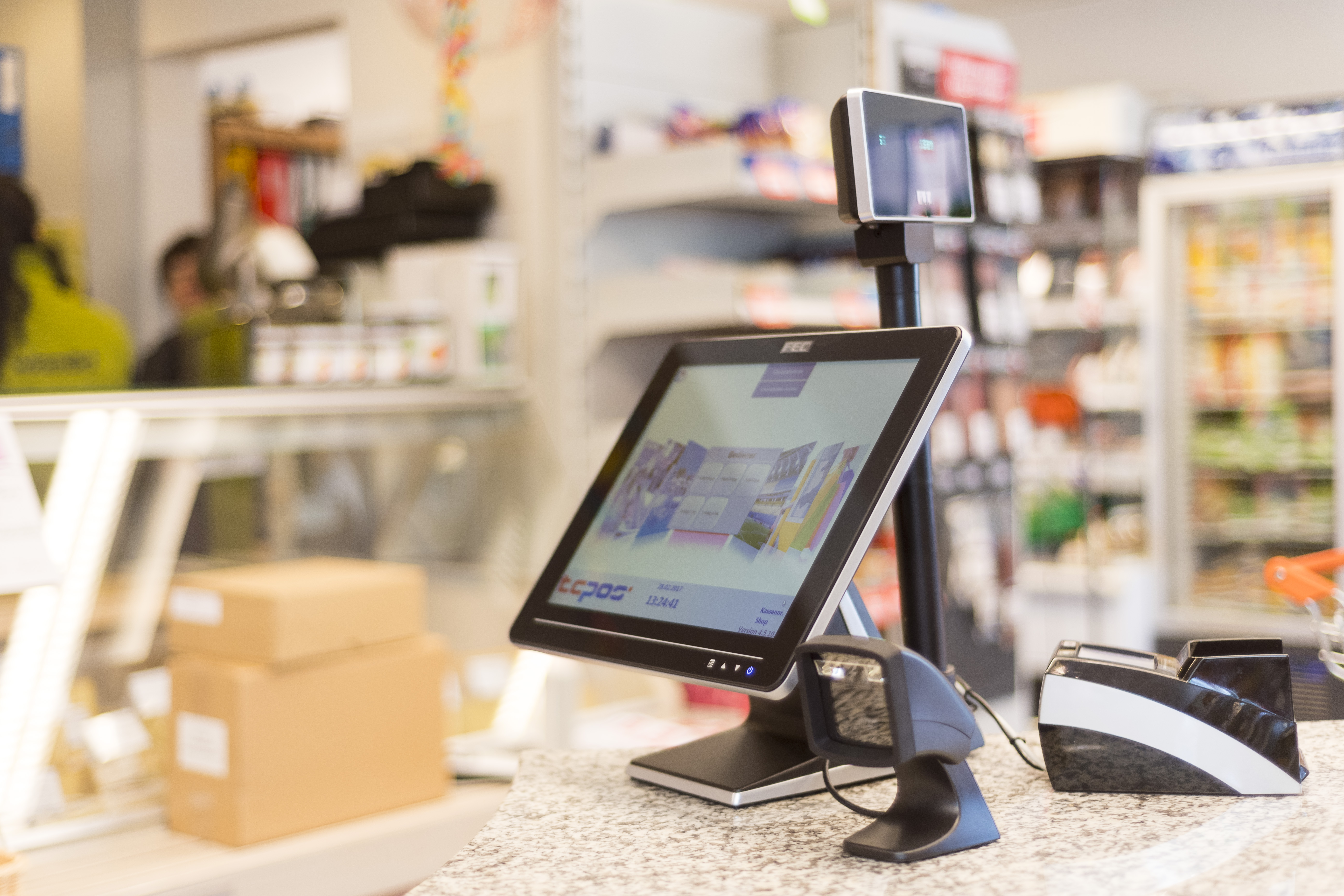 Caisse avec écran tactile, scanner, terminal EFT et affichage client